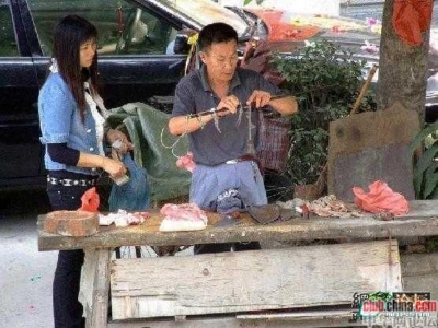 一老大爷与美女进行肉体交易时的照片.jpg
